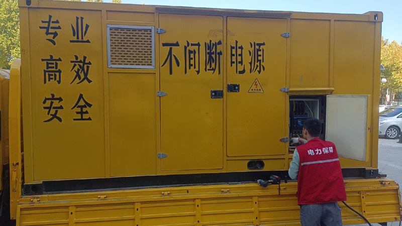 东山柴油发电机组和UPS电源配合使用时，如何避免切换过程中的电力中断？